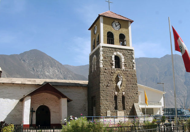 Foto de la Iglesia Matriz de Callahuanca, con su singular torre
